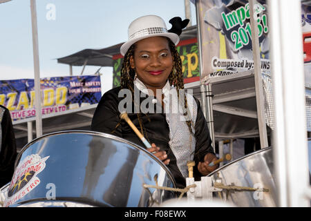 Préparer les bandes avant de monter sur scène lors de la première compétition internationale à l'Panorama Queen's Park Savannah,Trinidad. Banque D'Images