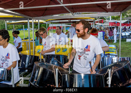 Préparer les bandes avant de monter sur scène lors de la première compétition internationale à l'Panorama Queen's Park Savannah,Trinidad. Banque D'Images