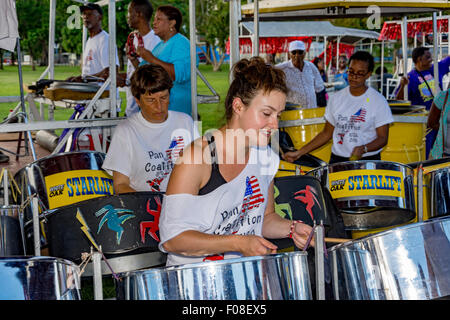 Préparer les bandes avant de monter sur scène lors de la première compétition internationale à l'Panorama Queen's Park Savannah,Trinidad. Banque D'Images