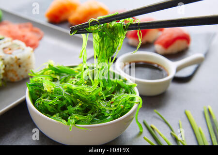 Et Niguiri sushi maki California roll aux algues sauce soja salade chuka Banque D'Images