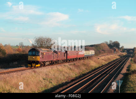 33207 et 37516 un travail vide stock déplacer près de Irchester le 15 novembre 2010. Banque D'Images