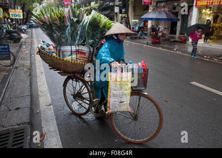 Vendeur vente de fleurs à partir de son mobile location shop Banque D'Images