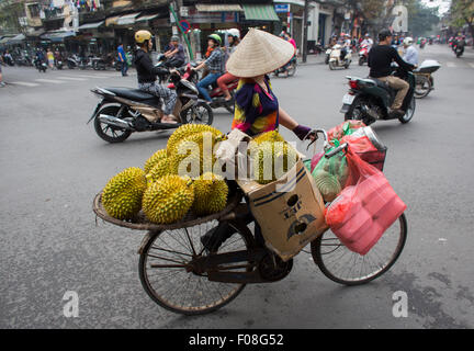 Les vendeurs de fruits et légumes à Hanoi Banque D'Images