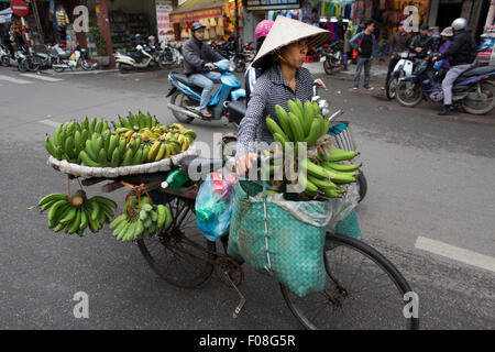 Les vendeurs de fruits et légumes à Hanoi Banque D'Images