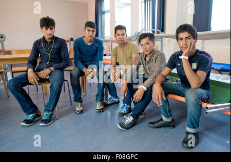 Les réfugiés d'Afhanistan attendre au centre d'enregistrement pour les réfugiés à Passau, Allemagne, 10 août 2015. L'afflux constant de réfugiés en raison des conditions chaotiques à la police fédérale des bureaux à Passau. Les réfugiés pris en charge par la police sont obligés d'attendre à l'extérieur ou dans des abris provisoires pour les heures au cours de la chaleur ou de la pluie. Photo : Sven Hoppe/dpa Banque D'Images