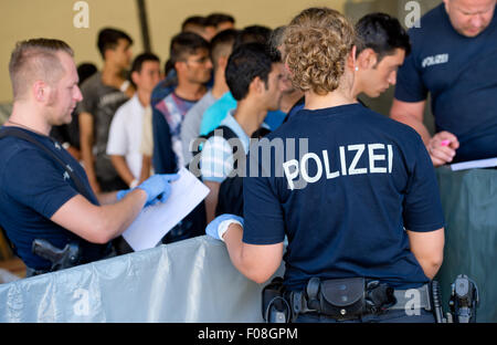 Les réfugiés d'Afhanistan attendre sous un abri au centre d'inscription pour les réfugiés à Passau, Allemagne, 10 août 2015. L'afflux constant de réfugiés en raison des conditions chaotiques à la police fédérale des bureaux à Passau. Les réfugiés pris en charge par la police sont obligés d'attendre à l'extérieur ou dans des abris provisoires pour les heures au cours de la chaleur ou de la pluie. Photo : Sven Hoppe/dpa Banque D'Images