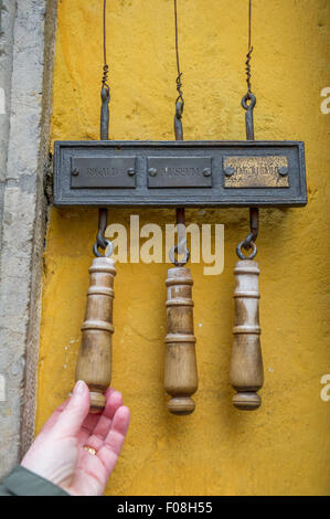 Le fil utilisé sonneries de porte avec poignées en bois. Banque D'Images