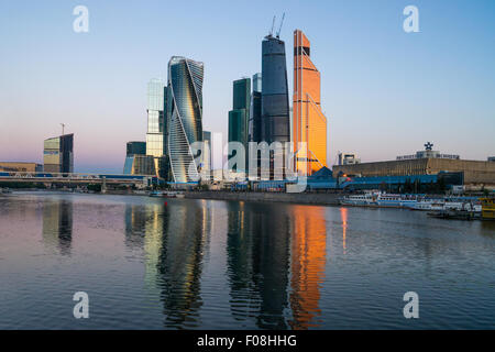 Centre d'affaires de Moscou au lever du soleil Banque D'Images