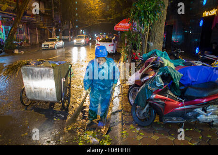 Street Sweeper au travail dans la ville de Hanoi, Vietnam Banque D'Images