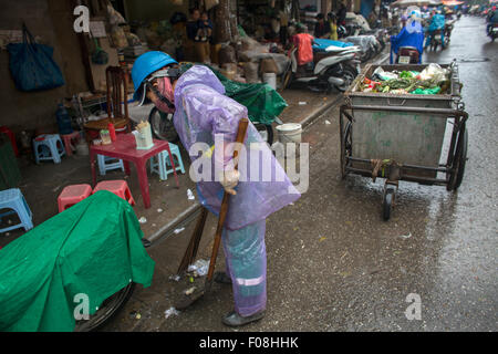 Street Sweeper au travail dans la ville de Hanoi, Vietnam Banque D'Images