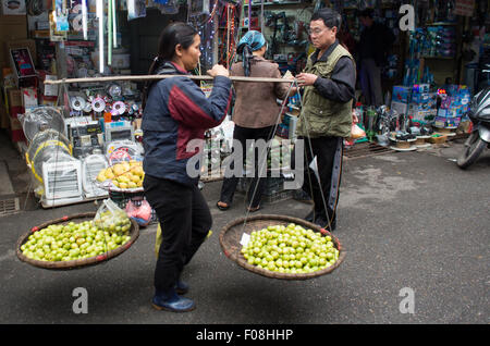 Vendeur de rue à Hanoi, Vietnam Banque D'Images