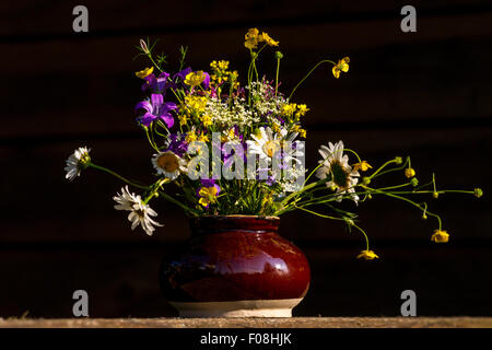 Un bouquet de fleurs avec la camomille et bellflower Banque D'Images