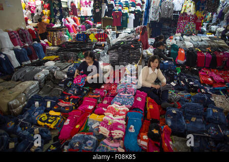 Marché de vêtements Vente à Hanoi Banque D'Images