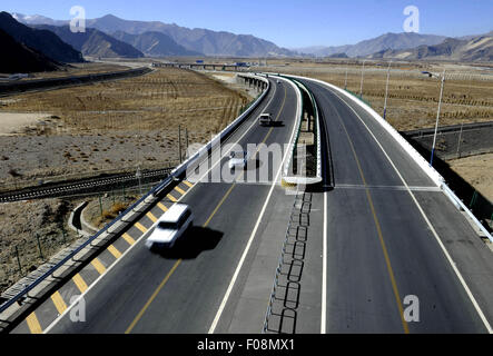 (150810) -- Lhassa, 10 août 2015 (Xinhua) -- Photo prise le 29 août 2014 montre le Lhasa-Gonggar route de l'aéroport, du sud-ouest de la Chine dans la région autonome du Tibet. Personnes ont été témoins de progrès incroyables des transports au Tibet au cours des cinq dernières décennies. Un total de 75 000 kilomètres de route ont fait le transport au Tibet beaucoup plus facile qu'il y a 50 ans. Le chemin de fer Qinghai-Tibet, allant du nord-ouest de la Chine, la province du Qinghai à Lhassa, a été ouvert en 2006. Depuis, le nombre de visiteurs au Tibet a énormément augmenté. Au-dessus du chemin de fer et les autoroutes, les transports Banque D'Images