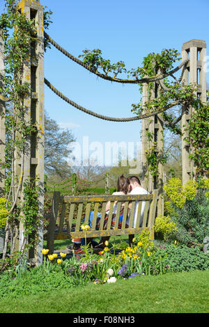 Jeune couple assis dans Regent's Park, London Borough of Camden, Londres, Angleterre, Royaume-Uni Banque D'Images