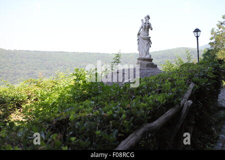 Statue romaine dans un parc Banque D'Images