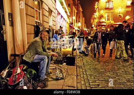 Les touristes sur rue près de Temple Bar de Nuit, Dublin, Irlande, UK Banque D'Images