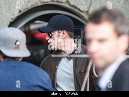 Berlin, Allemagne. 10 août, 2015. L'acteur américain Chris Evans (C) pendant le tournage du prochain film de super-héros américain 'Captain America 3 : Guerre Civile' à Berlin, Allemagne, 10 août 2015. Plusieurs scènes pour le troisième volet de la franchise Captain America sont actuellement tourné dans la capitale allemande. Dpa : Crédit photo alliance/Alamy Live News Banque D'Images