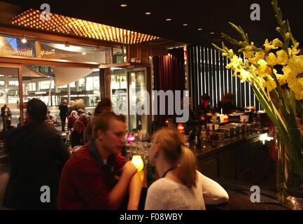 Les gens à Waranga bar à Stuttgart, Allemagne Banque D'Images