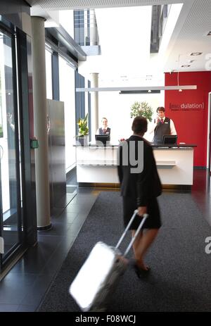 Ménage à chambre d'hôtel à Vaihingen, Stuttgart, Bade-Wurtemberg, Allemagne Banque D'Images