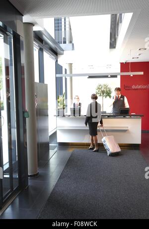 Ménage à chambre d'hôtel à Vaihingen, Stuttgart, Bade-Wurtemberg, Allemagne Banque D'Images