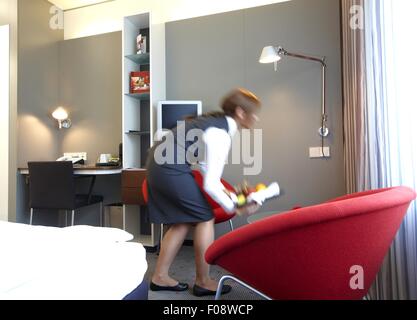 Ménage à chambre d'hôtel à Vaihingen, Stuttgart, Bade-Wurtemberg, Allemagne Banque D'Images