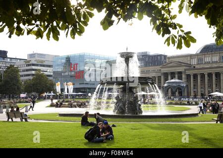 Les gens assis près de springrunnen à Schlossplatz à Stuttgart, Bade-Wurtemberg, Allemagne Banque D'Images