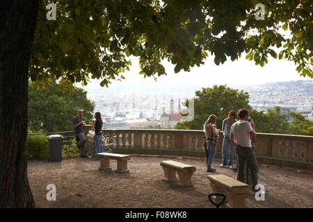 Vue de la ville de Stuttgart surplombant les touristes debout sur Eugensplatz, Allemagne Banque D'Images