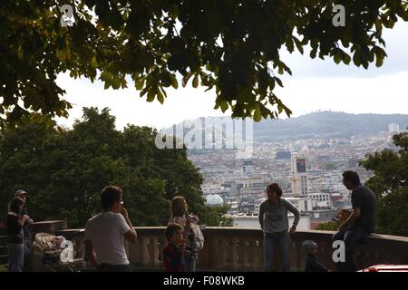 Vue de la ville de Stuttgart surplombant les touristes debout sur Eugensplatz, Allemagne Banque D'Images