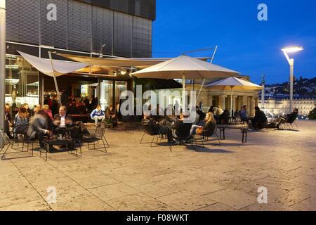 Des gens assis dans un espace ouvert au salon Club Waranga, Stuttgart, Allemagne Banque D'Images