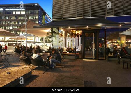 Des gens assis dans un espace ouvert au salon Club Waranga, Stuttgart, Allemagne Banque D'Images