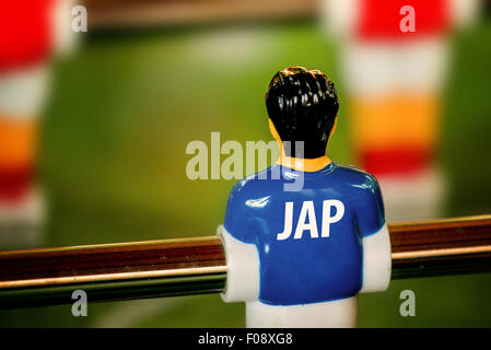 Le Japon maillot national sur Vintage table de baby-foot, Soccer ou de football jeu Kicker, Selective Focus, effet rétro Banque D'Images