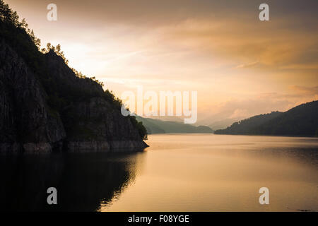 Lac artificiel derrière le barrage de Vidraru Roumanie, au coucher du soleil Banque D'Images