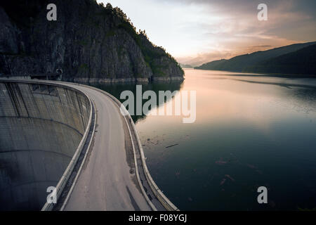 Lac artificiel derrière le barrage de Vidraru Roumanie, au coucher du soleil Banque D'Images