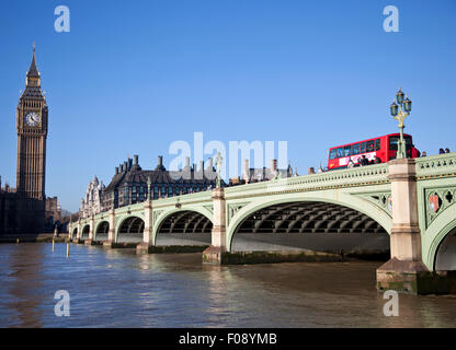 Londres - 21 DEC : Iconic London bus traversant le pont de Westminster au Royaume-Uni le 29 décembre 2013 à Londres, Angleterre Banque D'Images