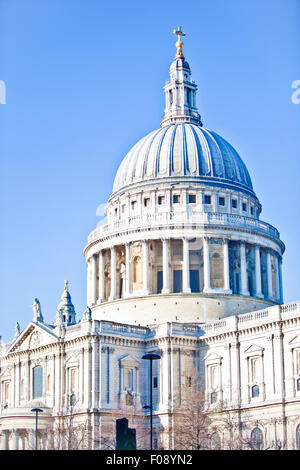 La Cathédrale de St Paul, à la fin d'une rue de Londres Banque D'Images