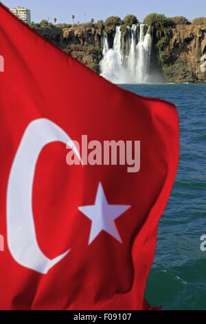 Close-up du drapeau turc en face de cascade de Duden roches Lara à Antalya, Turquie Banque D'Images