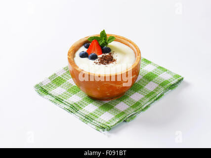 Bouillie de semoule en douceur servi avec des fruits et du chocolat râpé Banque D'Images