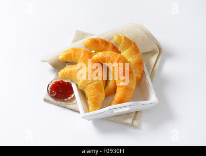 Rouleaux de croissant beurre frais (croissants) avec de la confiture Banque D'Images