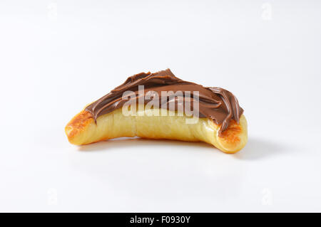 Croissant au Beurre au chocolat garni de propagation Banque D'Images