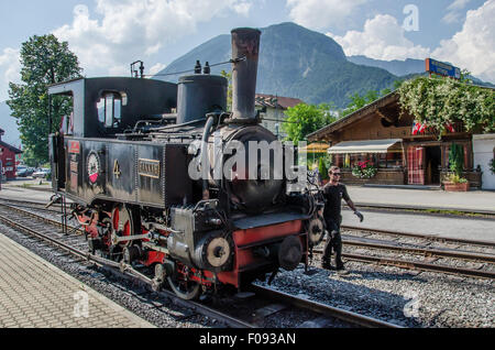 Le chemin de fer à crémaillère à vapeur Achensee fait son chemin jusqu'au plus grand lac du Tyrol, piloté par les plus anciennes locomotives à vapeur cog. Banque D'Images