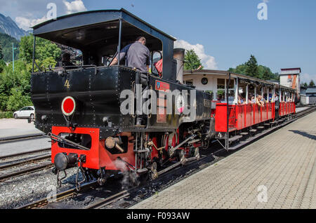 Le chemin de fer à crémaillère à vapeur Achensee fait son chemin jusqu'au plus grand lac du Tyrol, piloté par les plus anciennes locomotives à vapeur cog. Banque D'Images