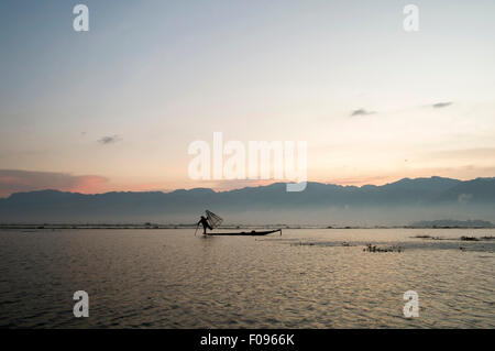 Le Lac Inle, Myanmar. Pêcheur au lever du soleil Banque D'Images