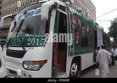 "Le Pakistan" Bus décoré par des militants de la Ligue musulmane-Q pour la tenue d'un rassemblement à l'occasion de l'indépendance jour vient avant le 14 août, à Karachi le lundi, Août 10, 2015. Banque D'Images