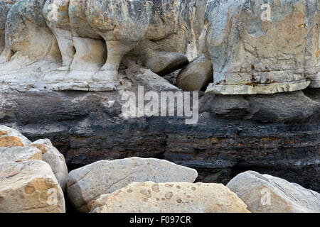 La stratification des roches le long de la côte de l'Boltodden Kvalvagen, Svalbard, Norvège, Spitzberg / Banque D'Images