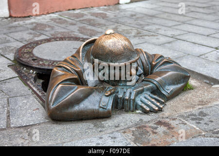 Mann au travail - Cumil - statue de Bratislava, Slovaquie Banque D'Images