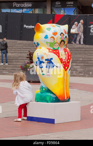 La "Grande" Owl Hoot exposition en plein air dans et autour de Birmingham au Royaume-Uni. Une série de grands hiboux ont été décorées ou peintes Banque D'Images