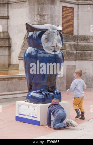 La "Grande" Owl Hoot exposition en plein air dans et autour de Birmingham au Royaume-Uni. Une série de grands hiboux ont été décorées ou peintes Banque D'Images