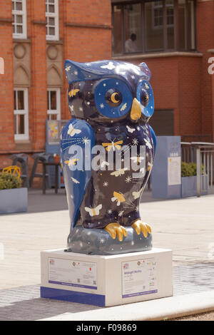 La "Grande" Owl Hoot exposition en plein air dans et autour de Birmingham au Royaume-Uni. Une série de grands hiboux ont été décorées ou peintes Banque D'Images