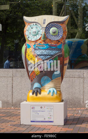 La "Grande" Owl Hoot exposition en plein air dans et autour de Birmingham au Royaume-Uni. Une série de grands hiboux ont été décorées ou peintes Banque D'Images